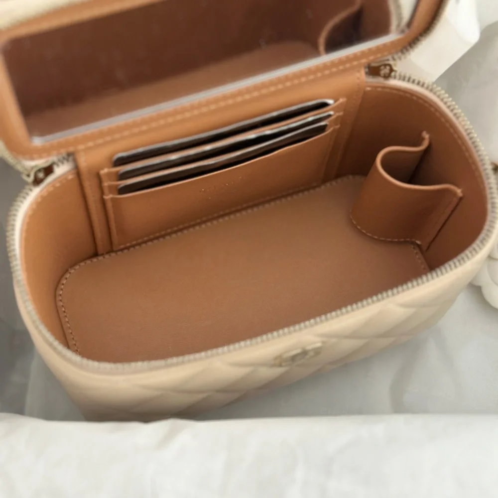 ❌ SOLD ❌ Chanel 23P Two Toned Vanity Top Handle Ecru/Beige Lambskin - Picture 5 of 7